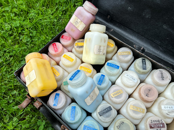 Ikelheimer-Ernst fiberboard suitcase full of powdered pigments