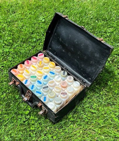 Ikelheimer-Ernst fiberboard suitcase full of powdered pigments