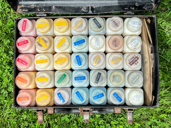 Ikelheimer-Ernst fiberboard suitcase full of powdered pigments