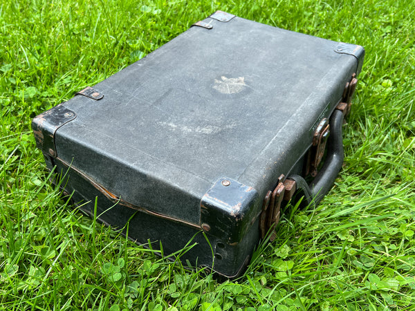 Ikelheimer-Ernst fiberboard suitcase full of powdered pigments