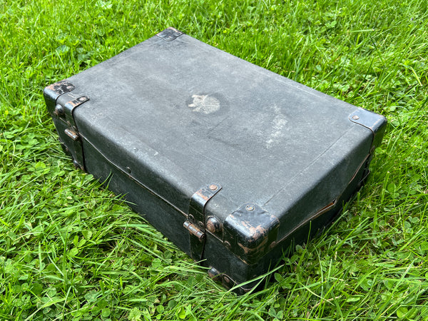 Ikelheimer-Ernst fiberboard suitcase full of powdered pigments