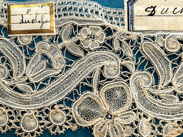 Carnet d'échantillons de dentelles / Sample book of laces, ca. 1800