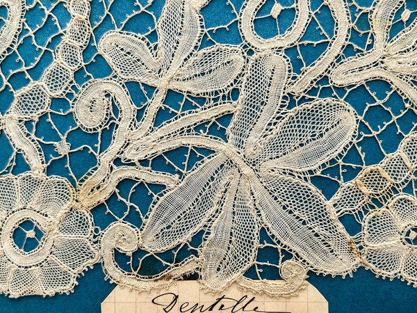 Carnet d'échantillons de dentelles / Sample book of laces, ca. 1800